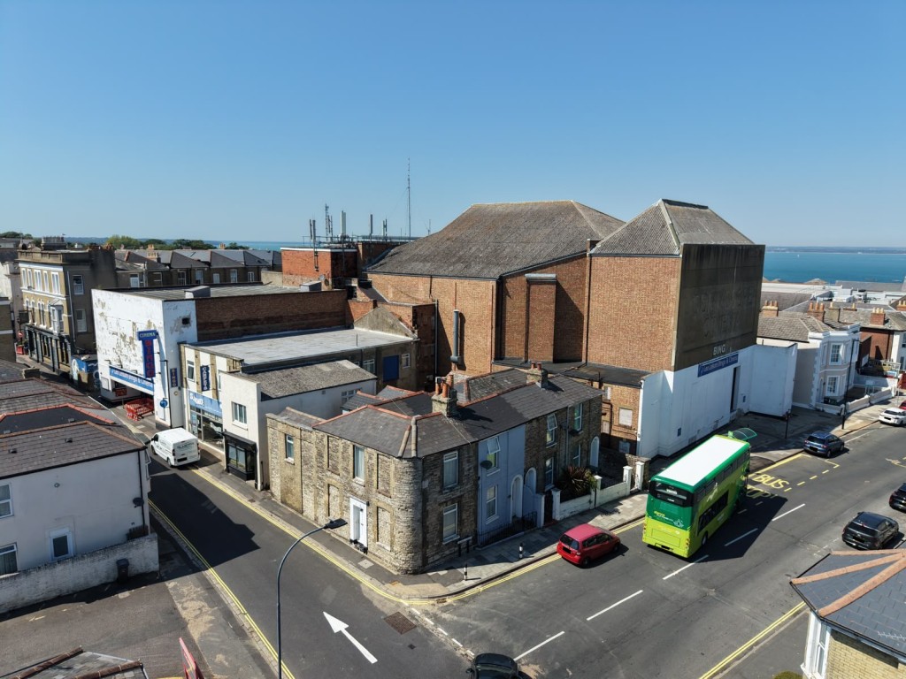 Lot: 32 - LONG LEASEHOLD TOWN CENTRE COMMERCIAL INVESTMENT - The Building from the South East
